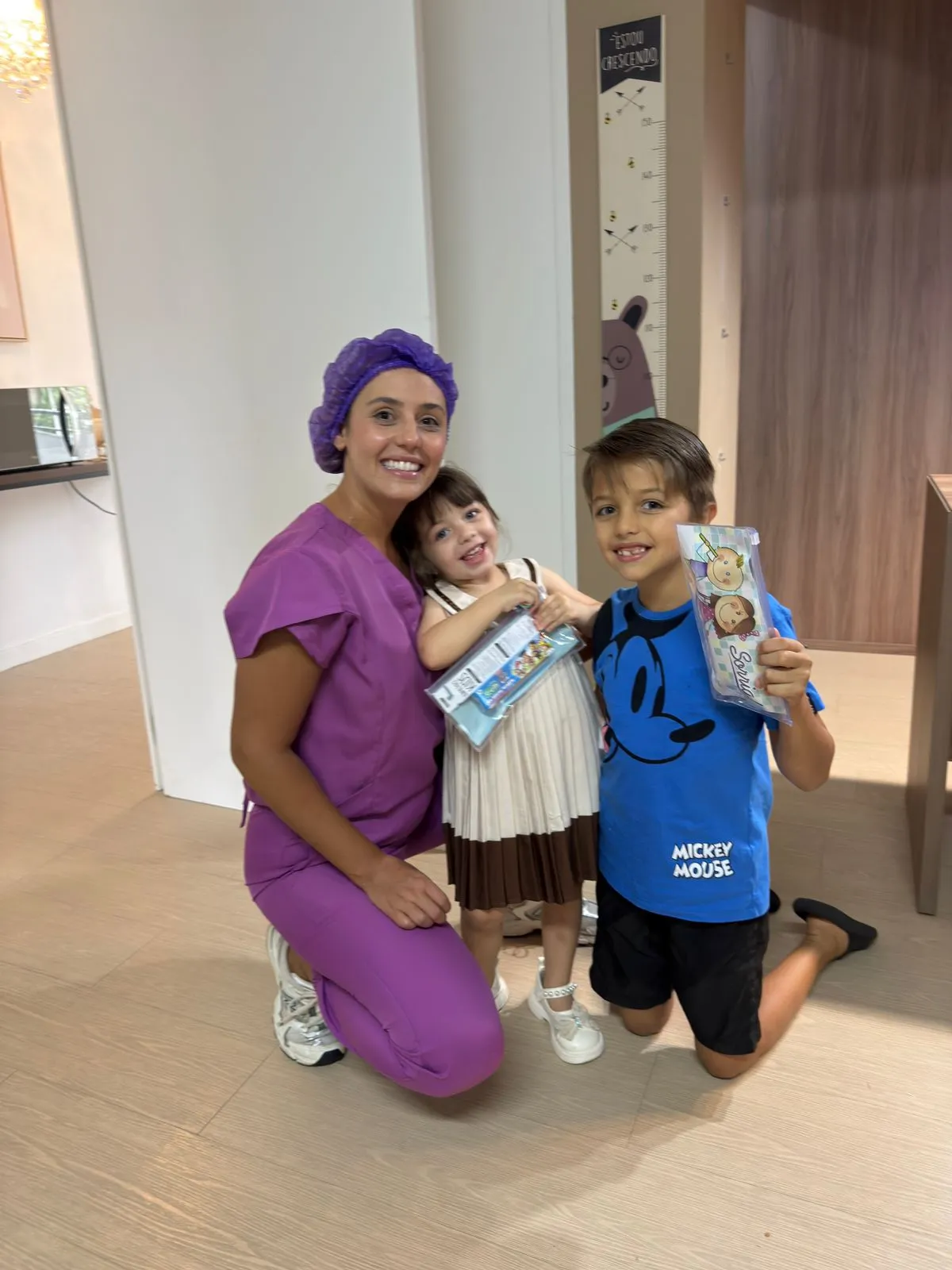 Dra. Caíse com pacientes